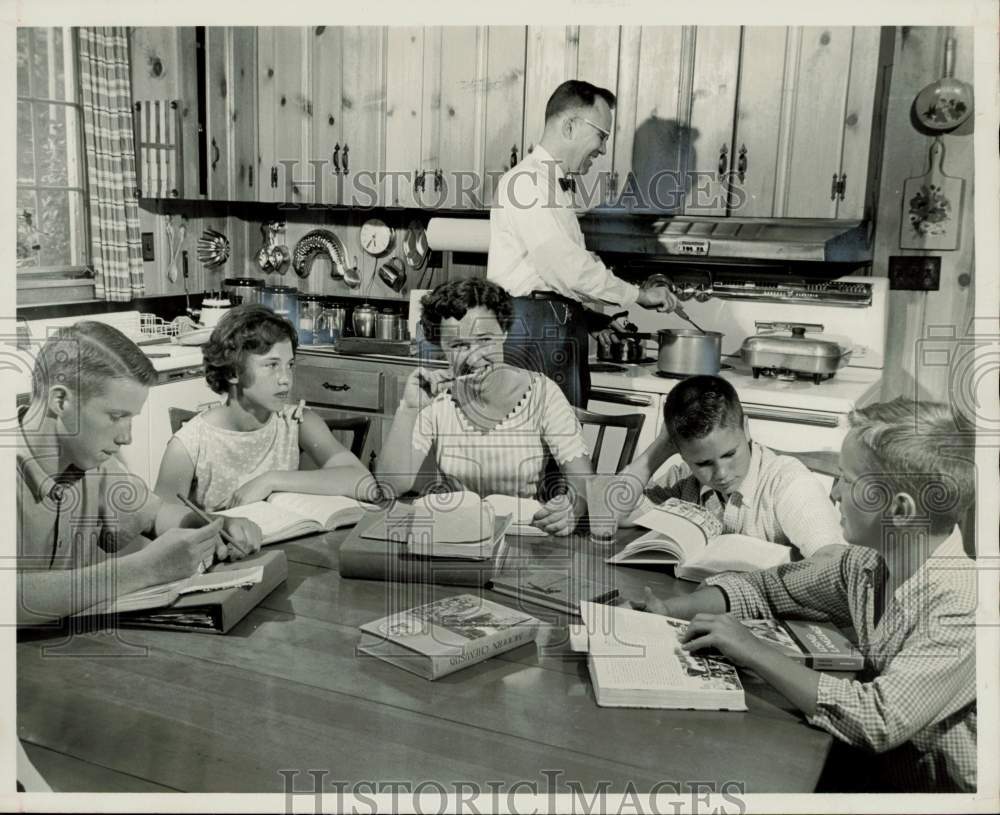 Press Photo Mrs. Edwin Jones &amp; Four Children Studying in Kitchen - lra19281- Historic Images