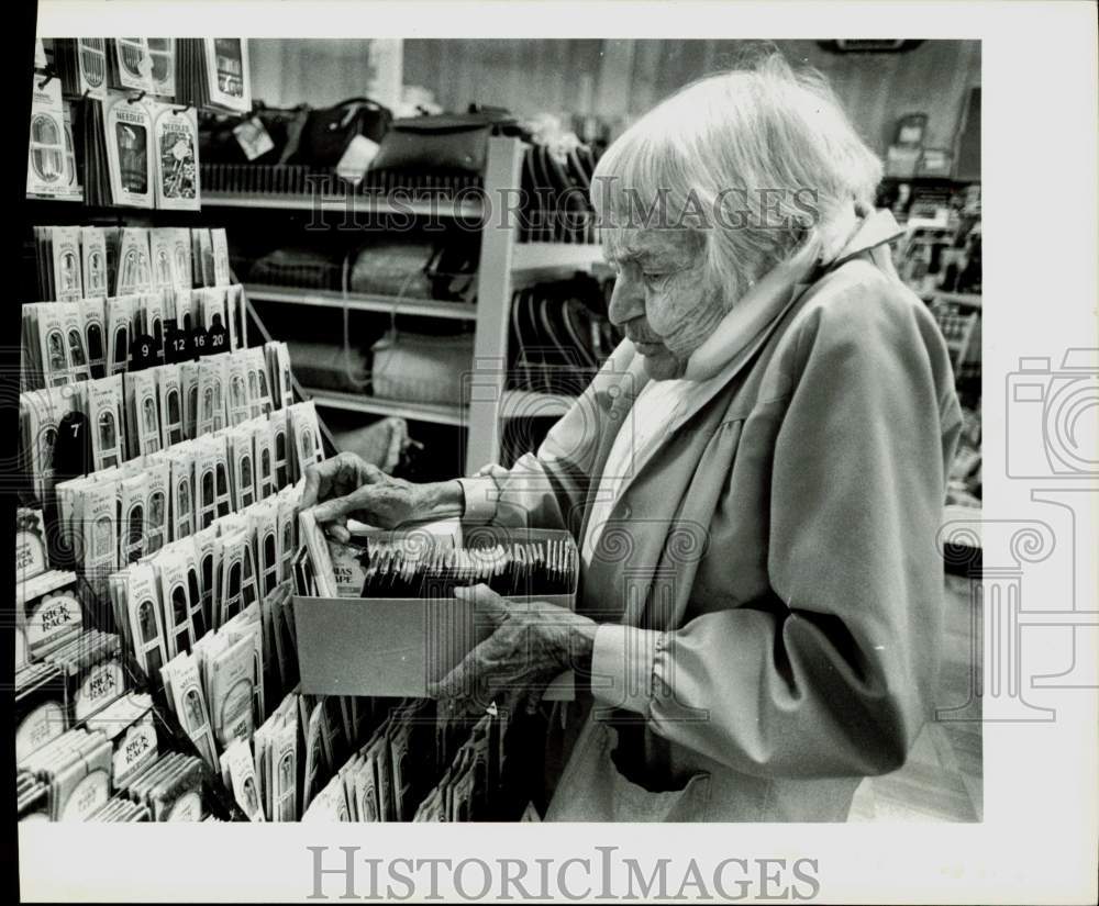 1986 Press Photo Louva Tabor, Worker at Coconut Grove 5-10 Store for 47 Years- Historic Images