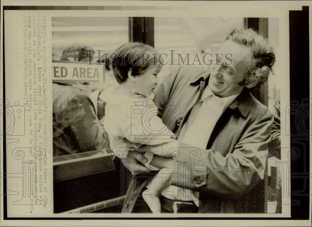 1975 Press Photo Tom Moser holds Vietnamese orphan Craig Vann in San Francisco- Historic Images