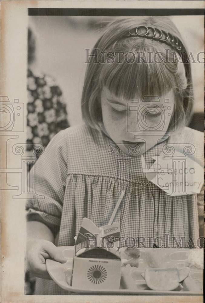 1967 Press Photo Rebecca Canterbury holding her lunch on first day of school, FL- Historic Images