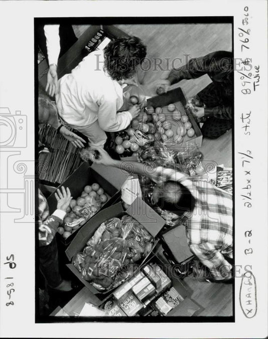 1991 Press Photo Employees at Bernstein-Rein Advertising prepare food baskets- Historic Images