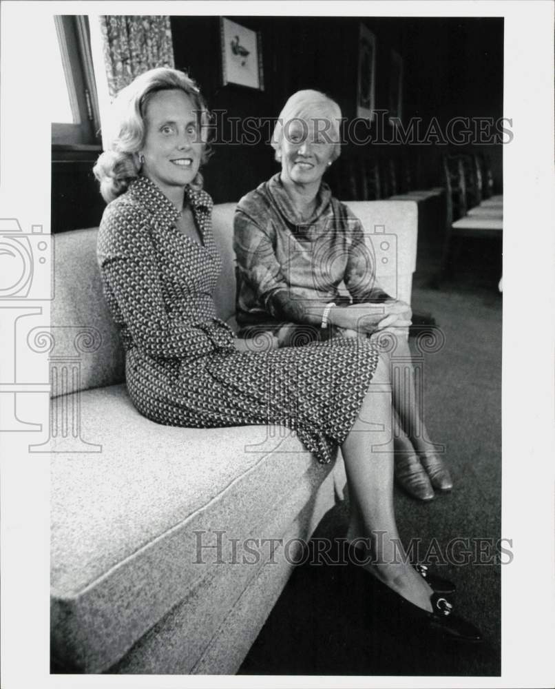 1977 Press Photo Mmes. Richard Weil III and Mary Baum Jr. pose at event- Historic Images