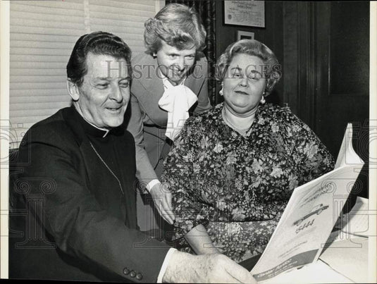 1979 Press Photo Bishop Joseph F. Maguire laughs with the ladies at the office- Historic Images