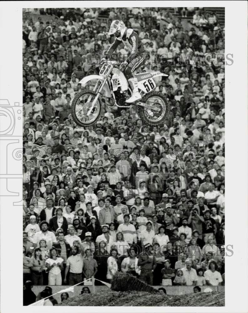1987 Press Photo Motocross racer Jeff Stanton soars high on his 250CC motorcycle- Historic Images