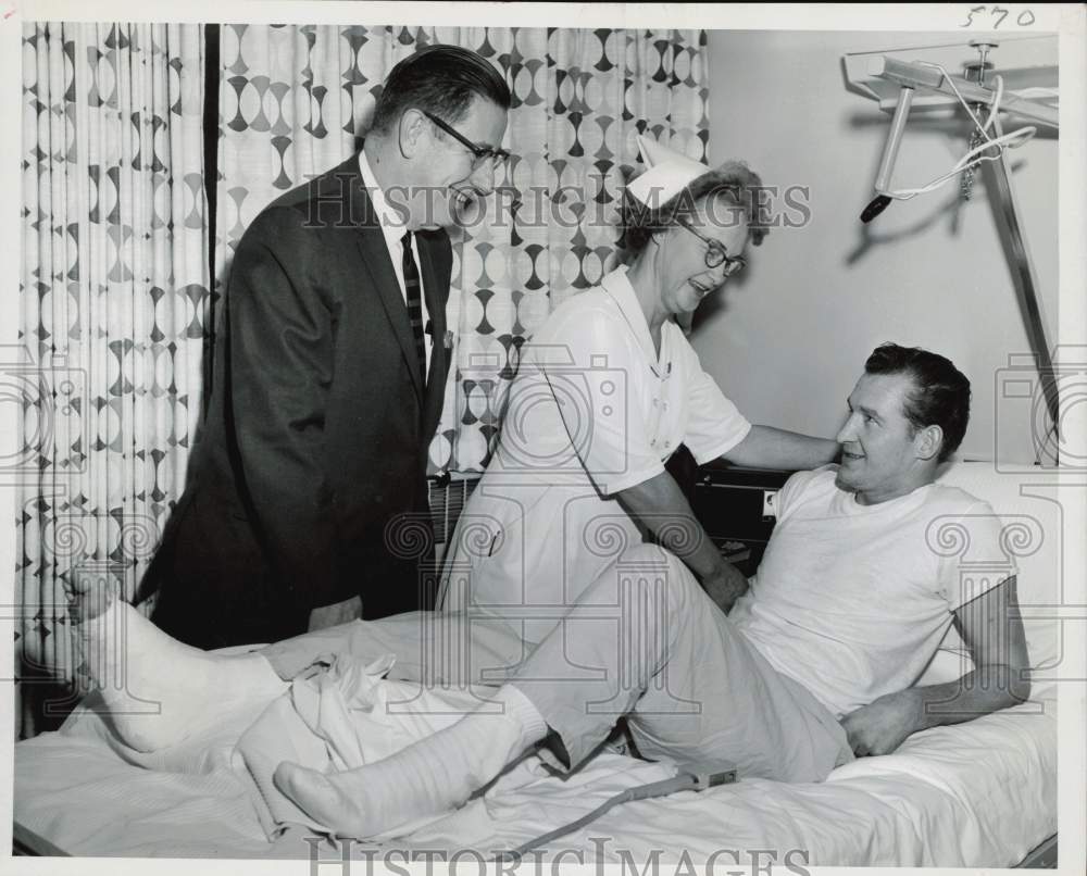 1966 Press Photo Harold J. Petrie Visits Man Injured on the Job, Mike Fabick- Historic Images