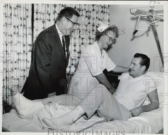 1966 Press Photo Harold J. Petrie Visits Man Injured on the Job, Mike Fabick- Historic Images