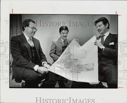 1982 Press Photo Centron Corporation Heads Examine Map for Home Development- Historic Images