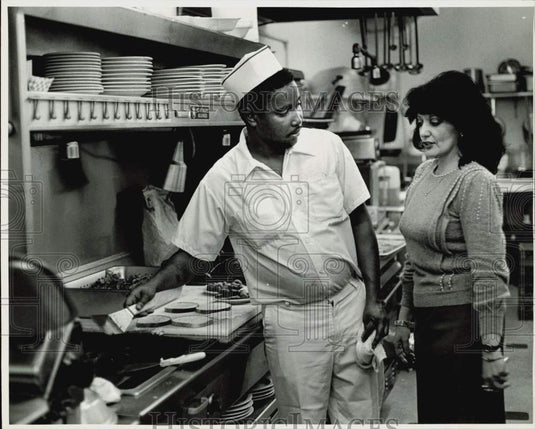 1984 Press Photo The Tree Restaurant supervisor Rosemarie Manzo chats with cook- Historic Images