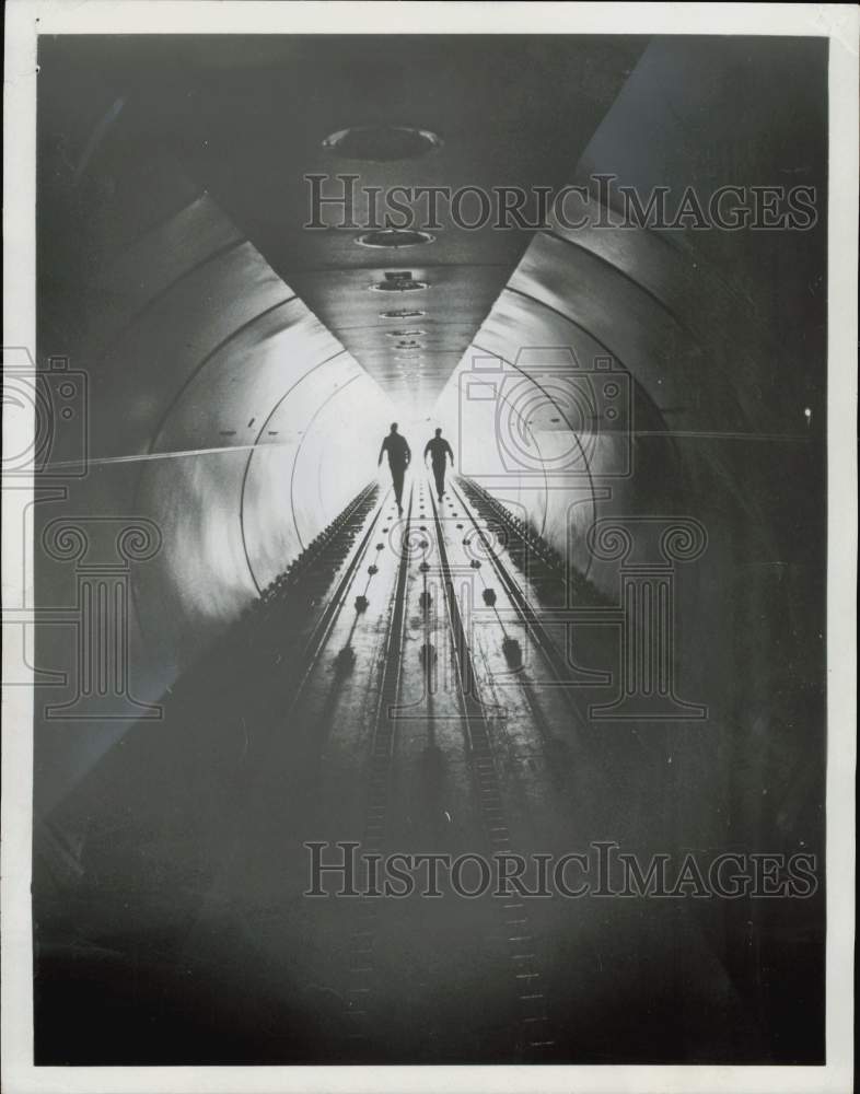 1970 Press Photo Crewmen walk the length of a 135-foot hold of a DC-8 plane- Historic Images