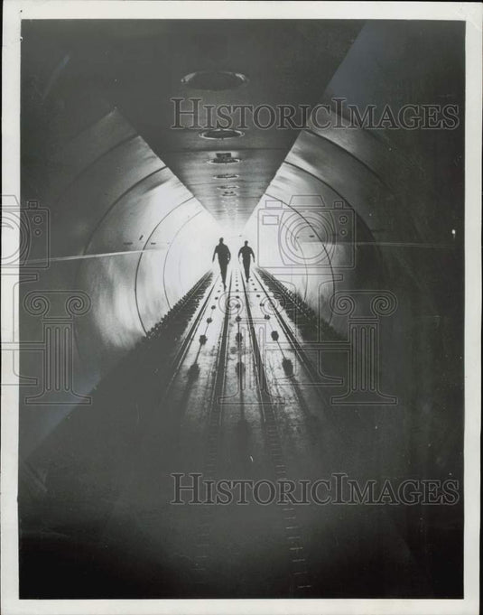 1970 Press Photo Crewmen walk the length of a 135-foot hold of a DC-8 plane- Historic Images