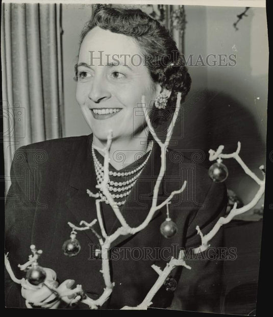 1951 Press Photo Mrs. D. Roy Johnson Makes Christmas Decor for Charity Ball- Historic Images