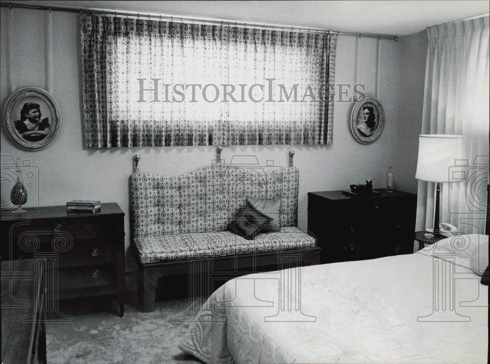 1961 Press Photo Master Bedroom of Maurice Yaloff Home - lra23035- Historic Images