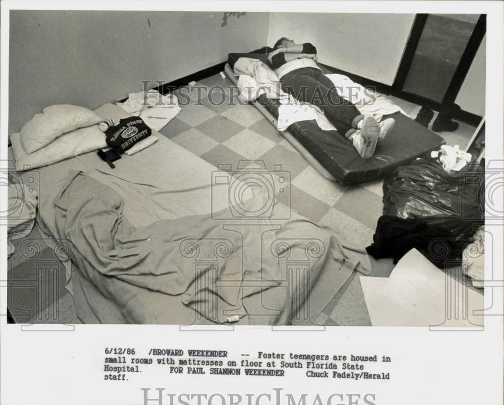 1986 Press Photo Foster teenagers&#39; room at South Florida State Hospital- Historic Images