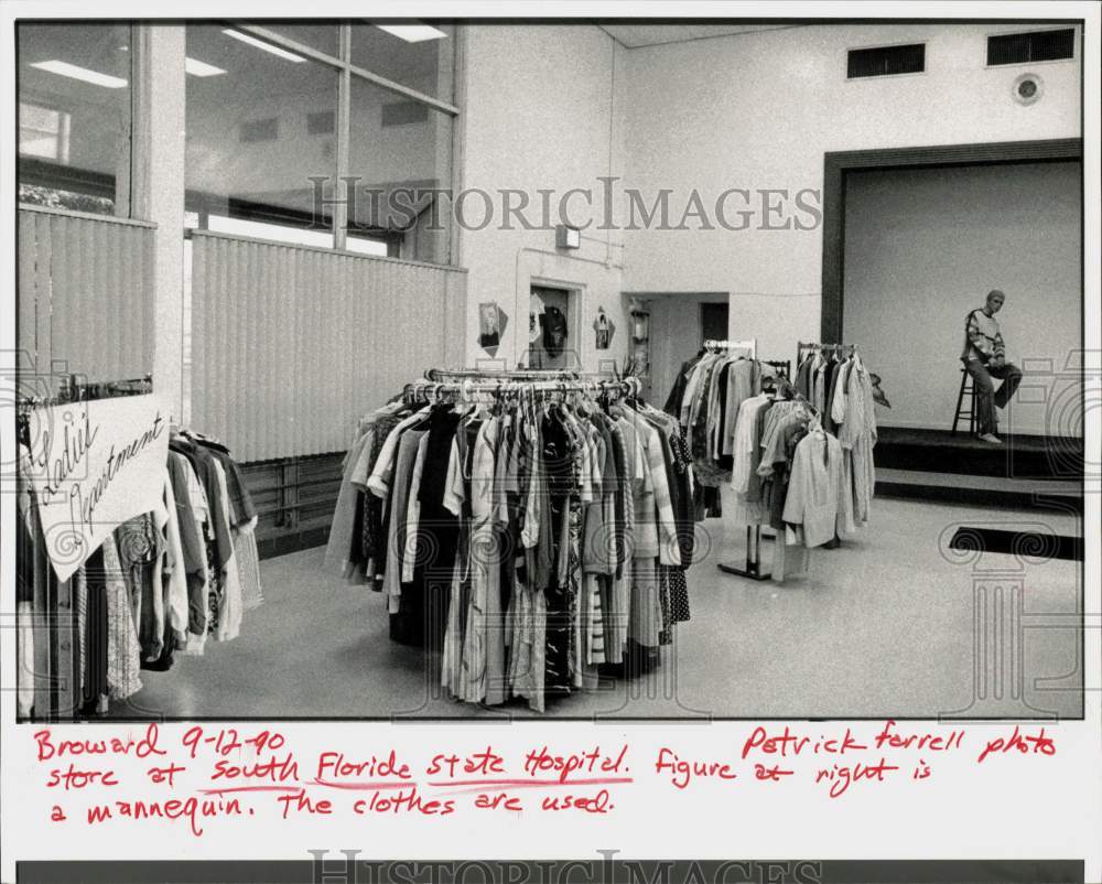 1990 Press Photo Used clothes at the South Florida State Hospital store, Broward- Historic Images