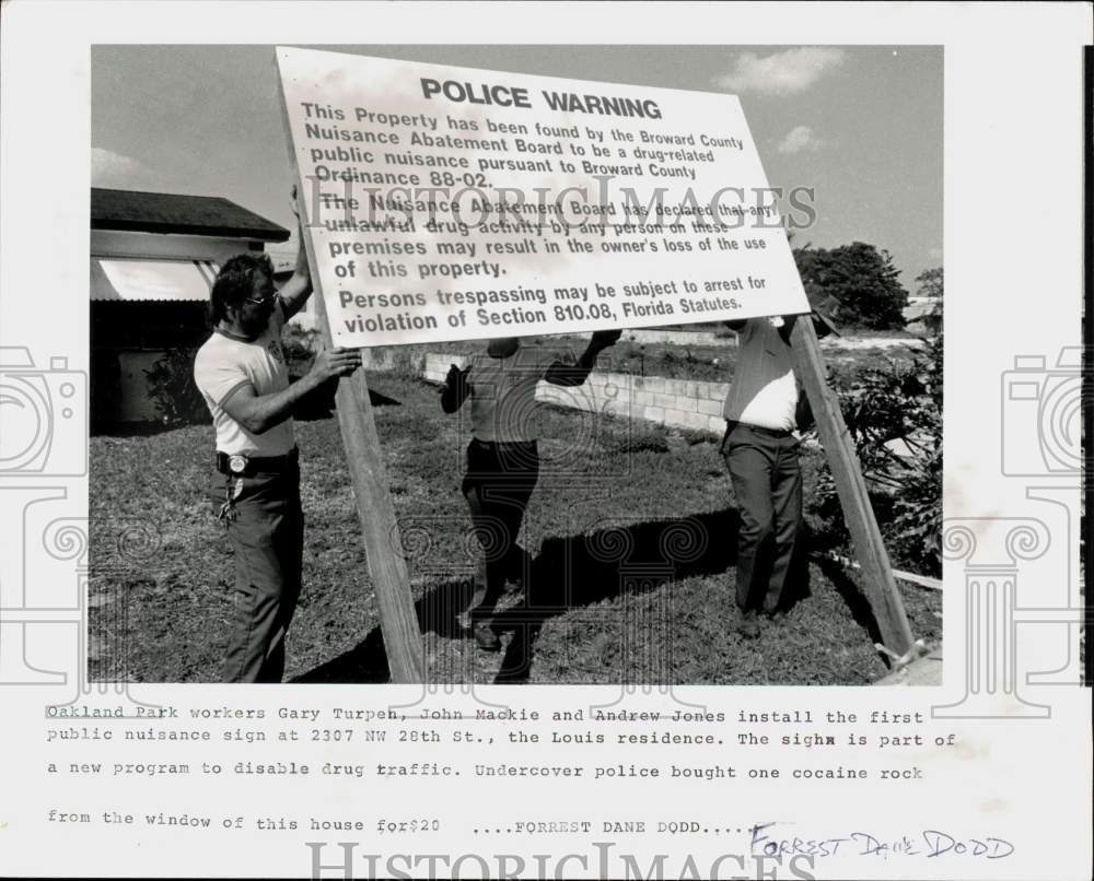 1990 Press Photo Oakland Park workers installing police warning street signage- Historic Images