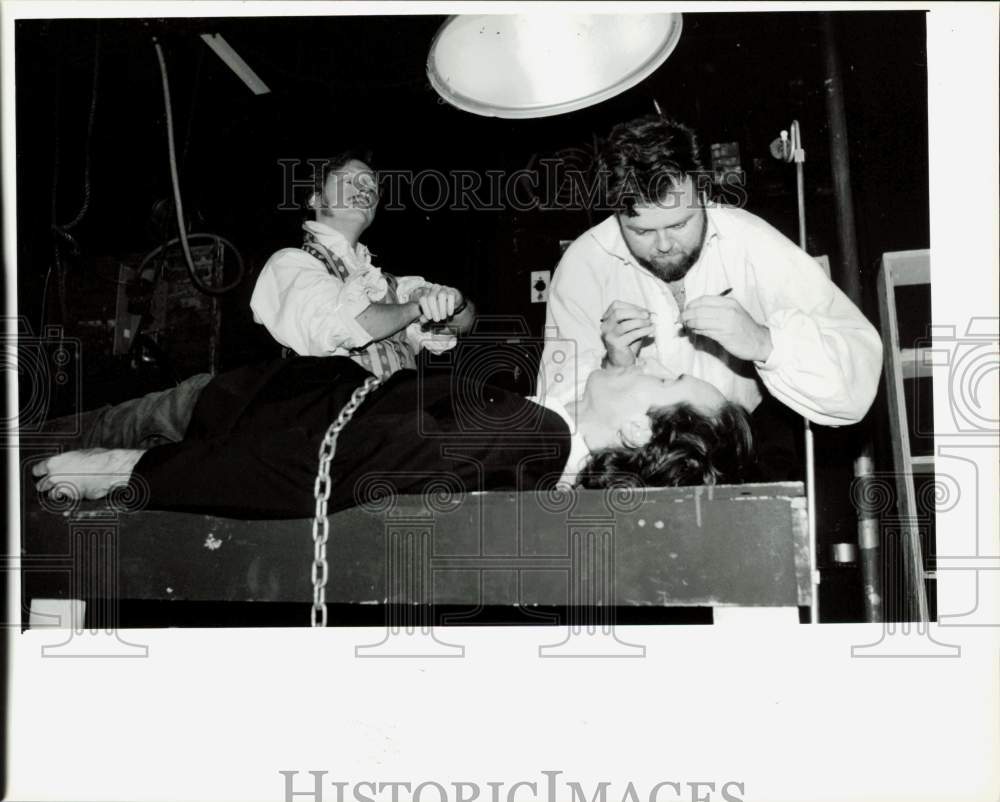 1992 Press Photo Scene from &quot;Frankenstein&quot; at Old Courthouse Theater in Concord- Historic Images