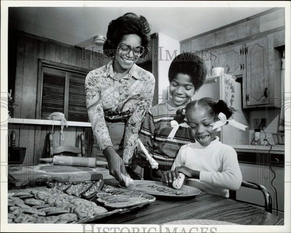 1978 Press Photo Mrs. William White and children make Christmas card cookies- Historic Images