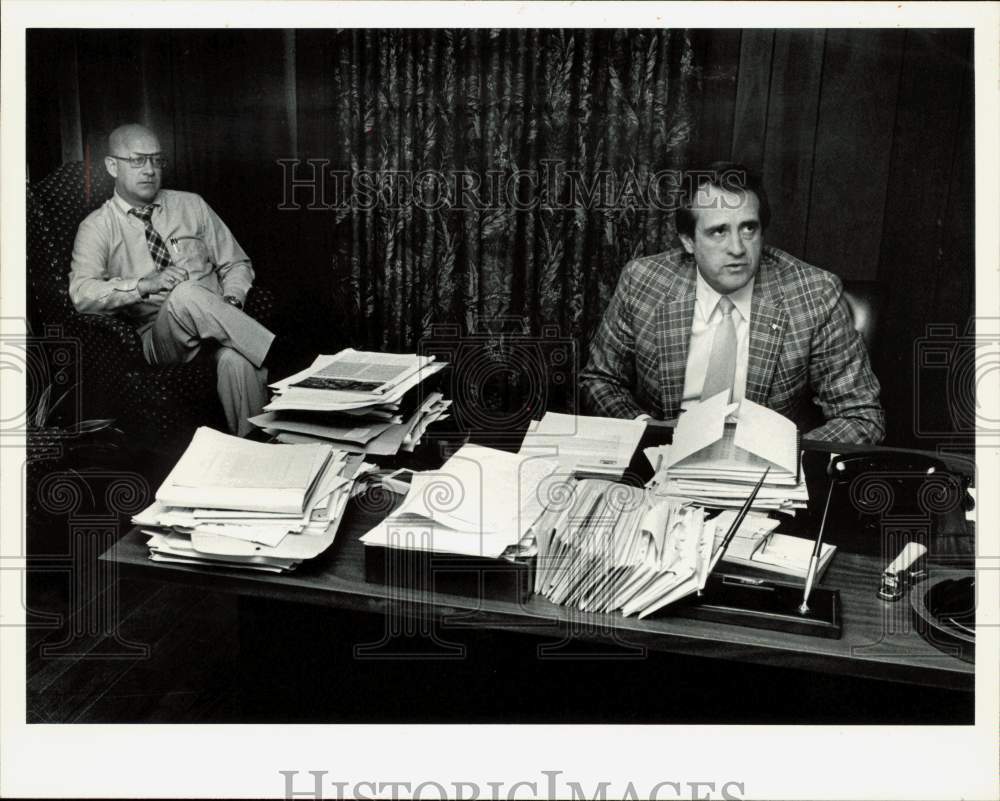 1983 Press Photo Frank Traywick and David Hoyle work at their Dallas office- Historic Images