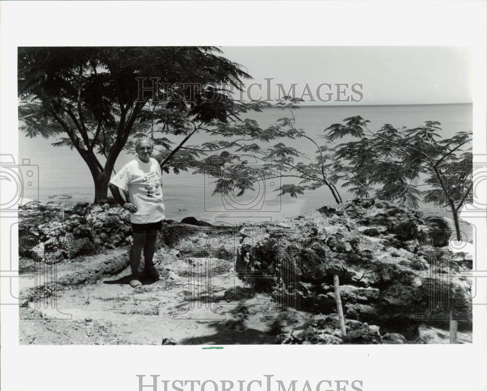 1992 Press Photo A man poses surrounded by nature with the ocean as background- Historic Images