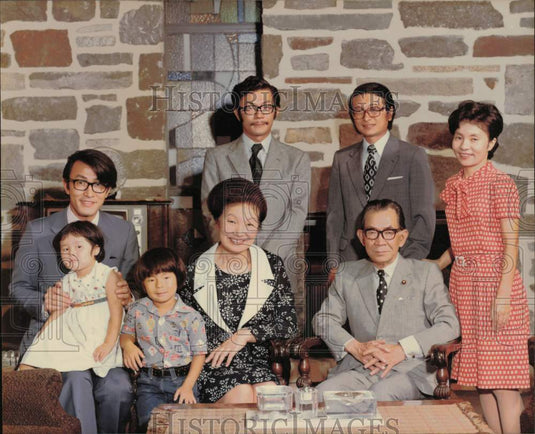 1975 Press Photo Japanese Prime Minister Takeo Miki & Family - lra26322- Historic Images
