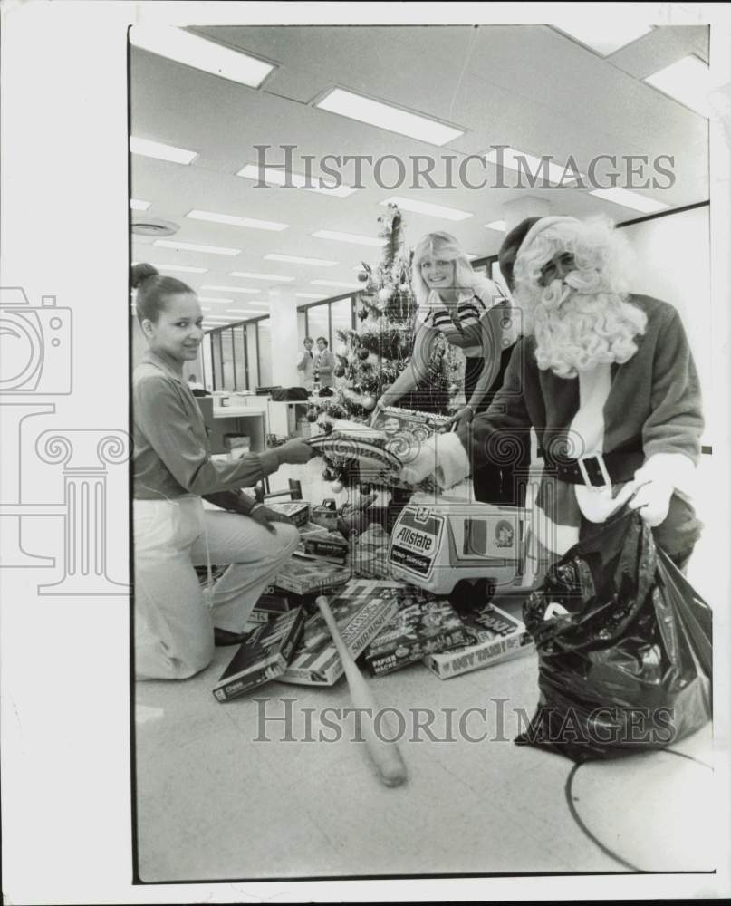 1980 Press Photo Allstate Insurance Company Employees Stock Christmas Toy Shop- Historic Images