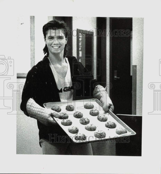 1990 Press Photo Student Leo Blair Makes Cookies in Auburn High School Class- Historic Images