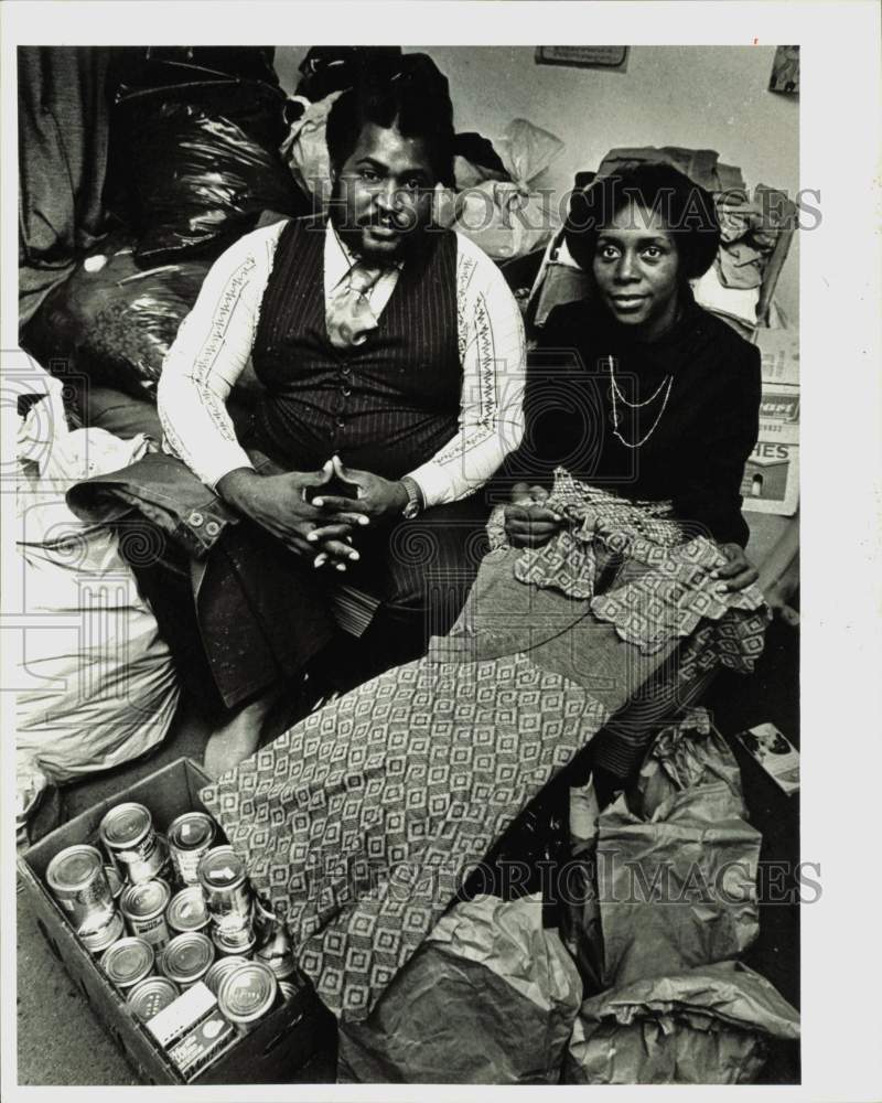 1979 Press Photo Rev. Leon McKay and wife, Roberta with donated items.- Historic Images