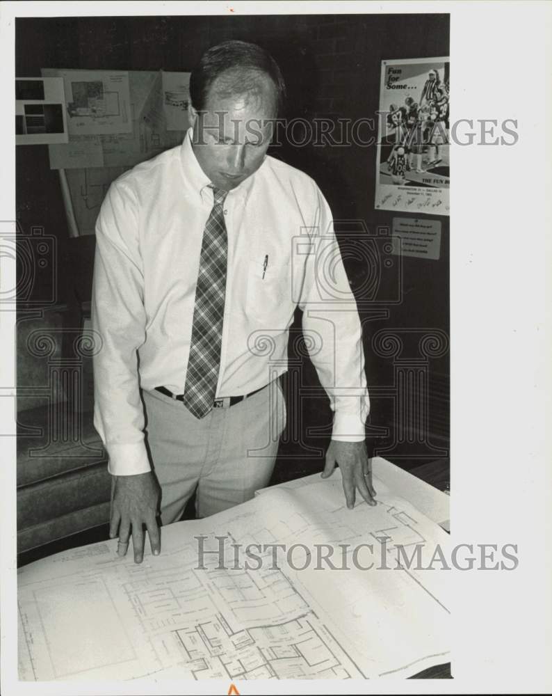 1988 Press Photo YMCA executive director Tip Nicholson looks at blueprints.- Historic Images