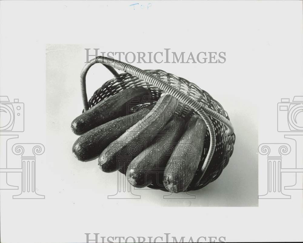 1987 Press Photo A basket of fresh zucchini vegetable - lra27493- Historic Images