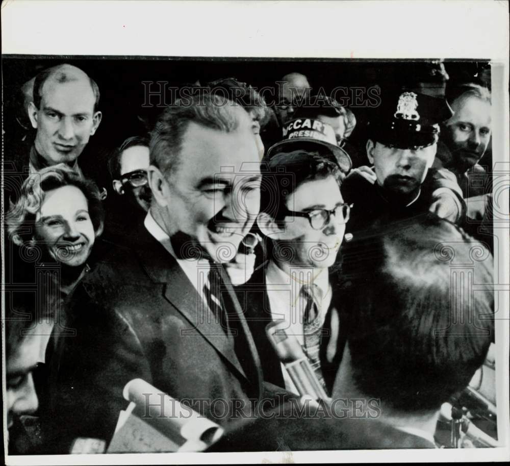 1968 Press Photo Senator McCarthy got good news from newsmen in Wisconsin- Historic Images