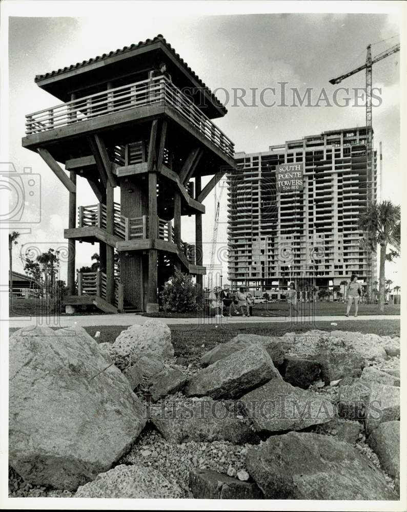 1986 Press Photo South Pointe Towers casts shadows on South Pointe Park, FL- Historic Images