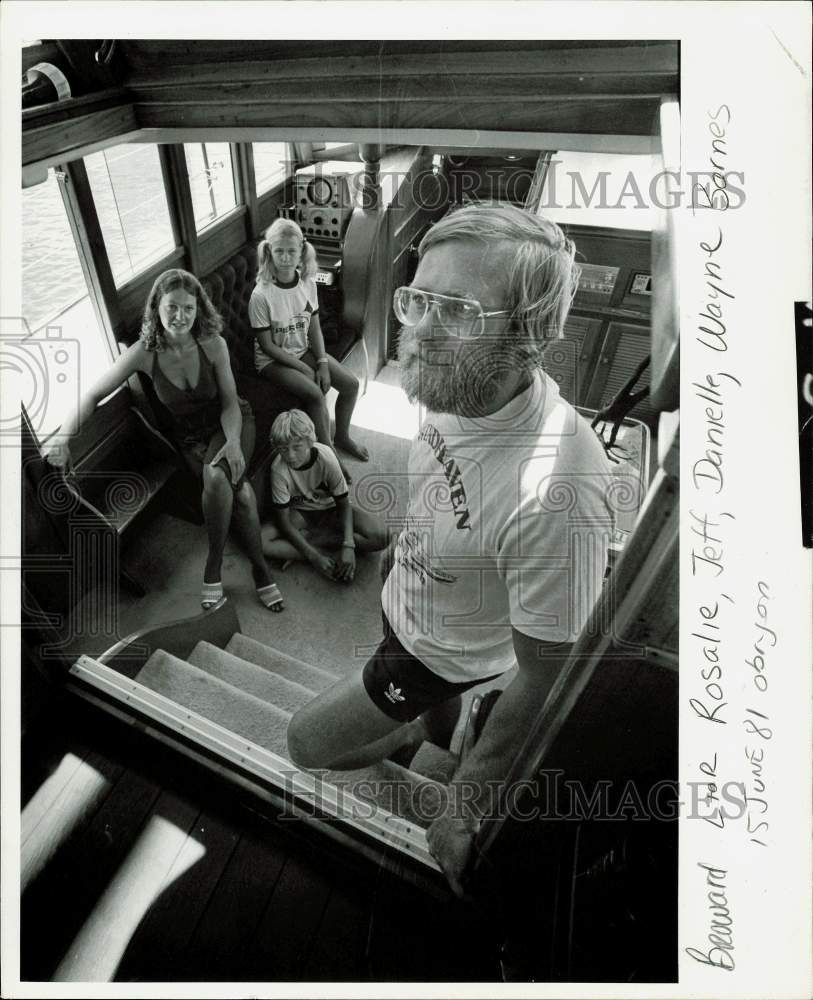 1981 Press Photo Rosalie, Jeff, Danielle and Wayne Barnes aboard their boat- Historic Images