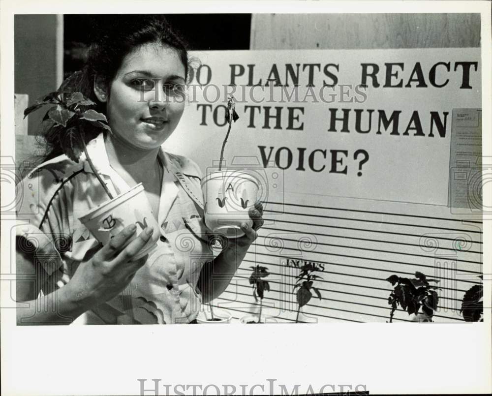 1990 Press Photo Ana Varele and her science project at Dade County Youth Fair- Historic Images