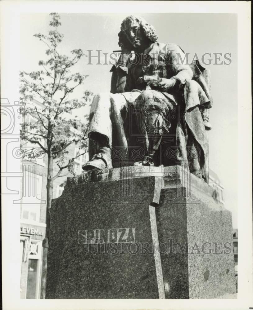 1977 Press Photo Statue of Benedict Spinoza in the old section of The Hague- Historic Images