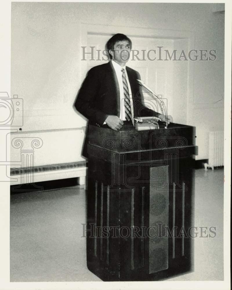 1985 Press Photo Roman Gabriel delivers speech to Gaston Cardiac Rehabilitation- Historic Images