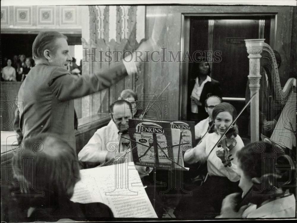 1971 Press Photo Charles Wheeler Jr. conducts Philharmonic Orchestra, Missouri- Historic Images