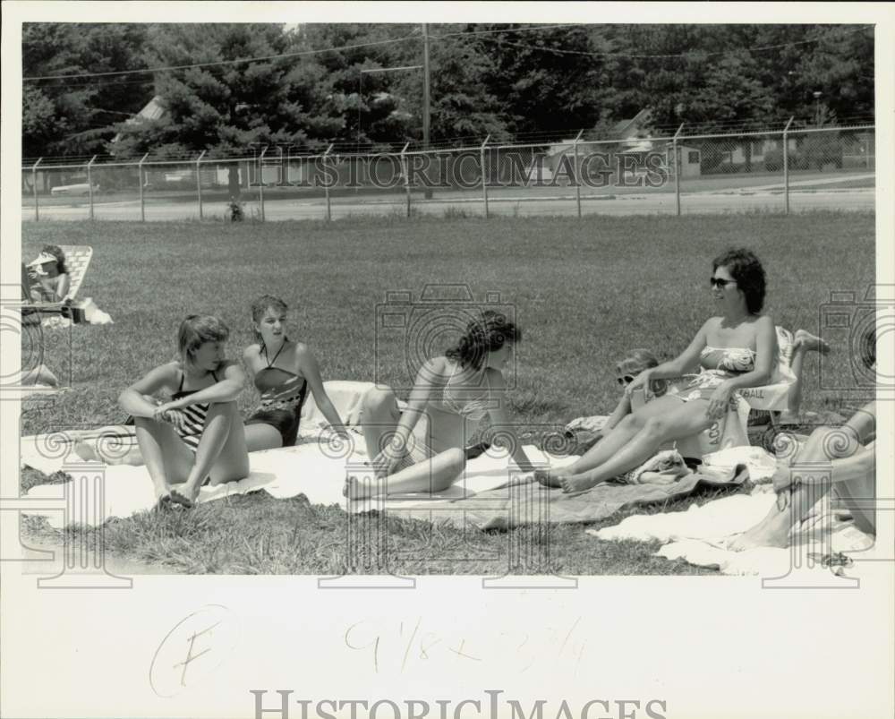 1984 Press Photo Ladies enjoy sunbathing in a park - lra32583- Historic Images