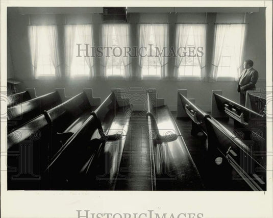 1984 Press Photo The Reverend Stanley Fuller in Fellowship Baptist Church- Historic Images