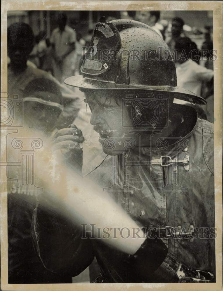 1970 Press Photo Charlotte fireman C.P. Caldwell sprays water on burning house- Historic Images