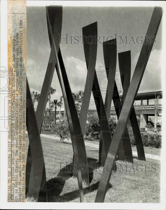 1983 Press Photo Steel "Leaning Arches" sculpture rests next to the Douglas Road- Historic Images