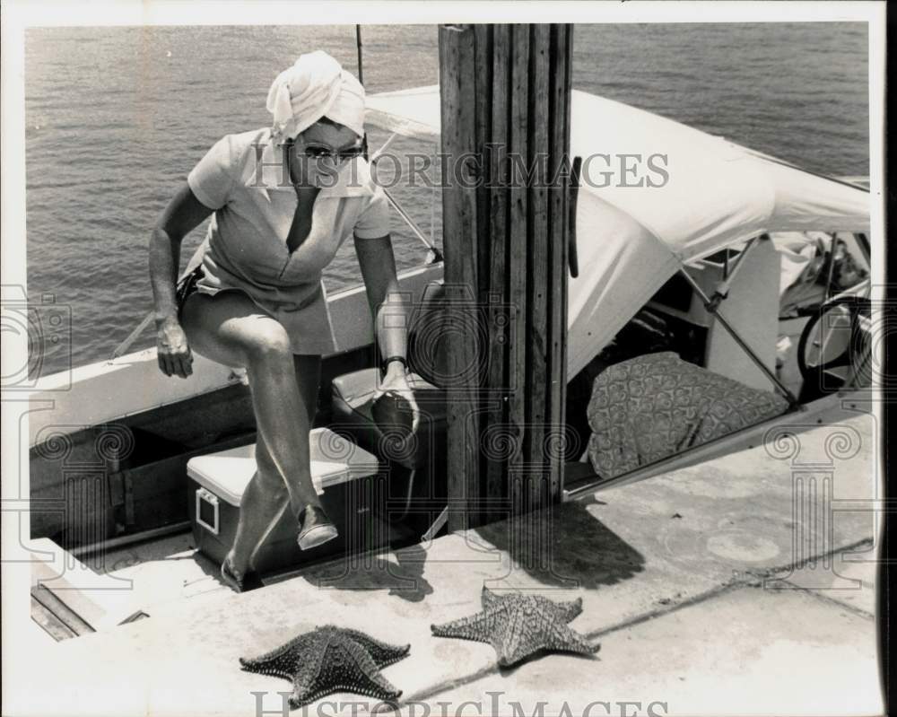 1978 Press Photo Bonnie Garris looks at the starfish as she leaves the boat- Historic Images