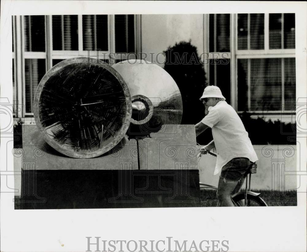 1979 Press Photo A biker admires a steel sculpture outside Miami Public Library- Historic Images