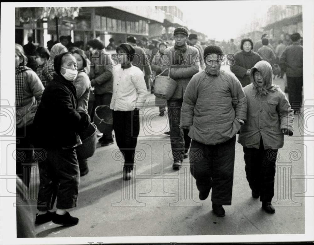 Press Photo Chinese shoppers stroll through market area of Shanghai - lra34459- Historic Images