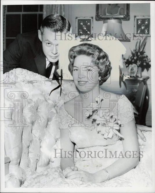 1960 Press Photo Sondia Lynne Brown poses in her home - lra34771- Historic Images