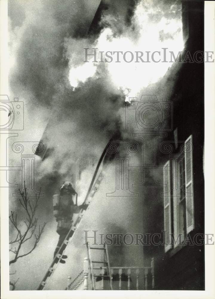 1984 Press Photo A fireman climbs toward the burning Byer Museum in Evanston- Historic Images