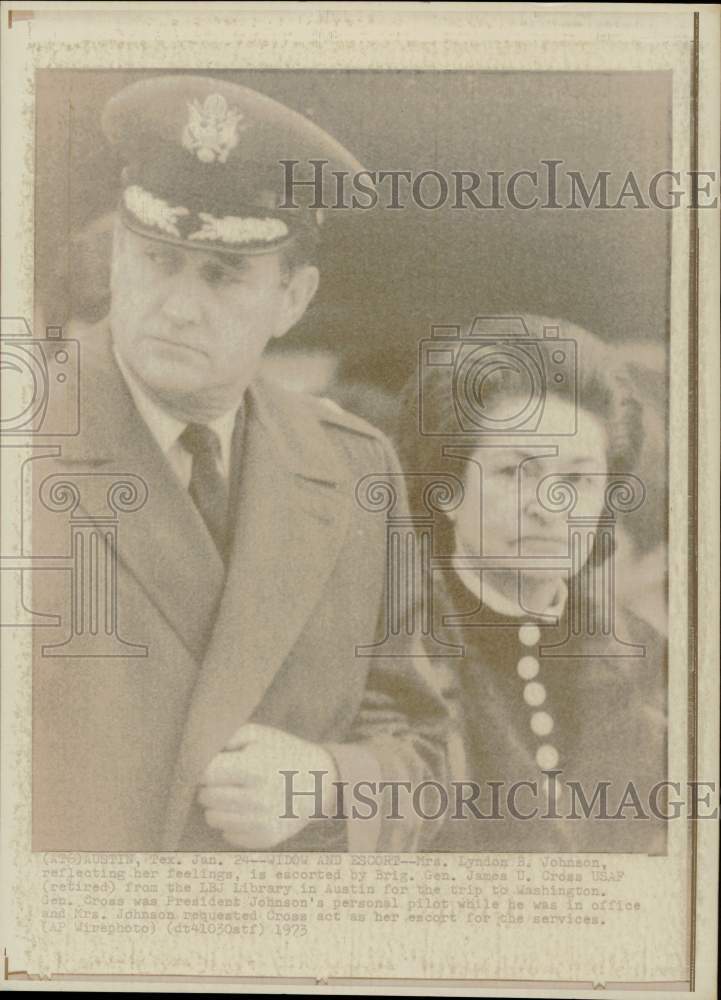 1973 Press Photo James Cross escorts Mrs. Lyndon Johnson at LBJ Library, Austin- Historic Images