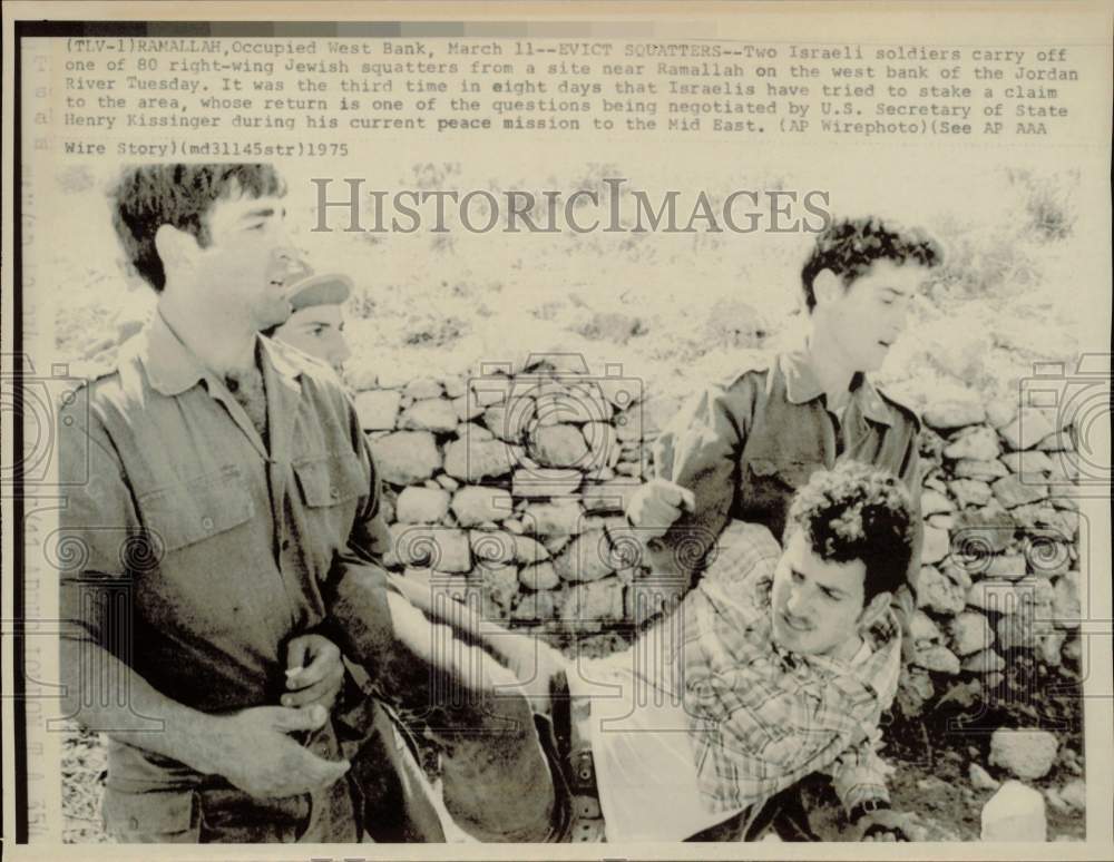 1975 Press Photo Israeli soldiers carry off a Jewish squatter near Ramallah- Historic Images