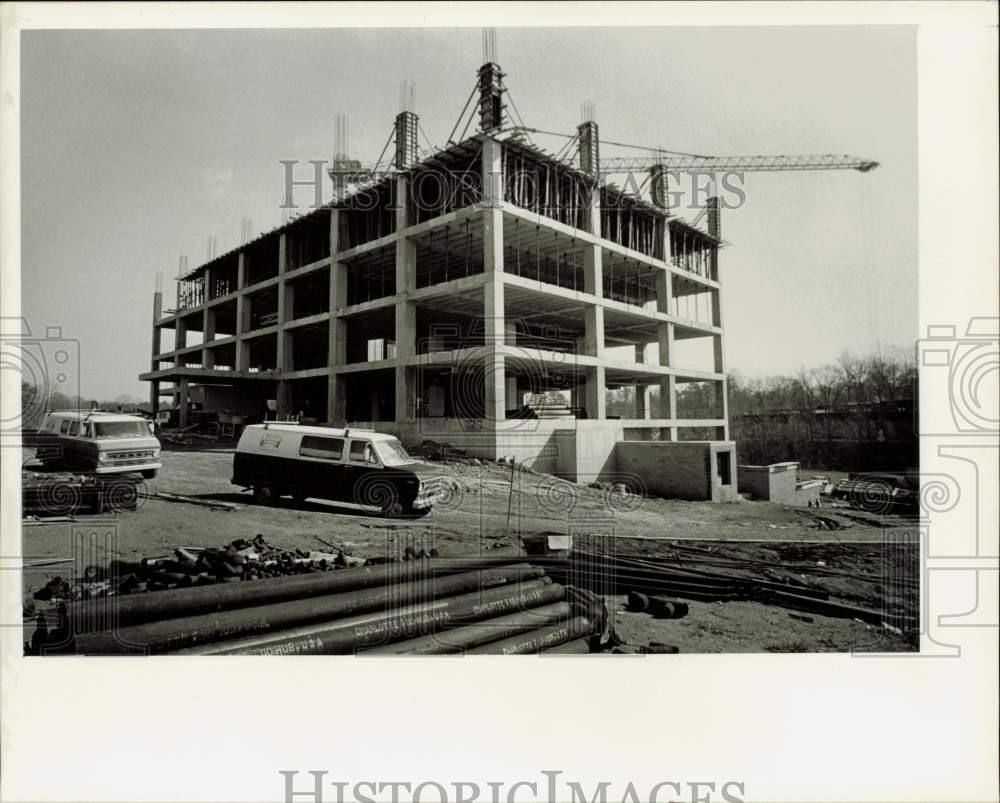 1981 Press Photo Ongoing construction of an office tower in Charlotte- Historic Images