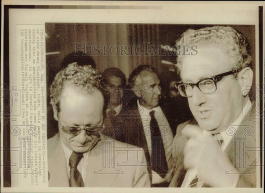 1975 Press Photo U.S. Sec. of State Henry Kissinger talks to press in Jerusalem- Historic Images