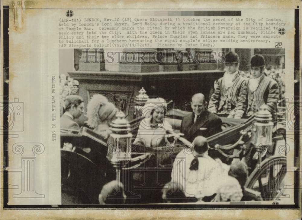 1972 Press Photo Queen Elizabeth II and the royal family at Temple Bar in London- Historic Images